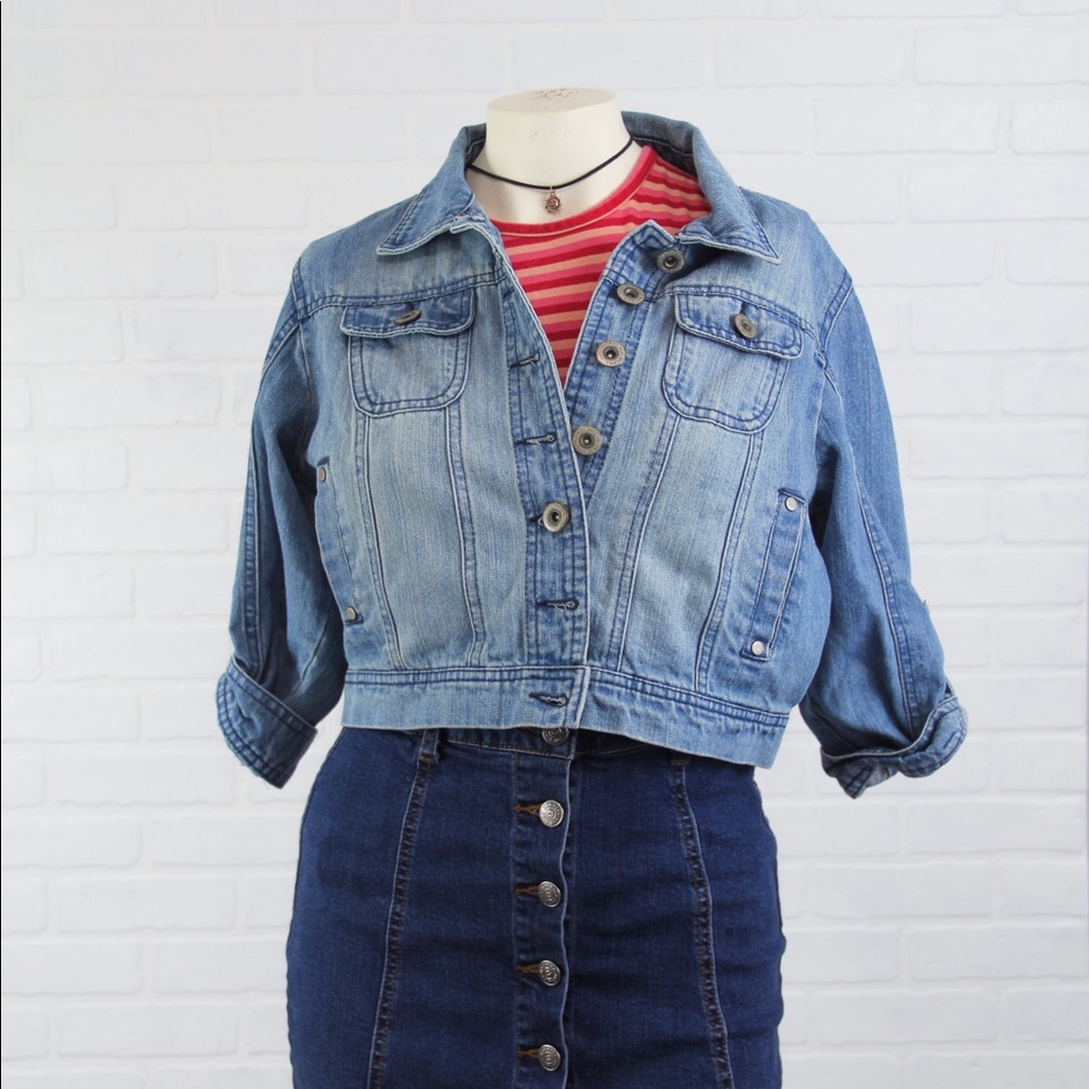Short light washed jean jacket